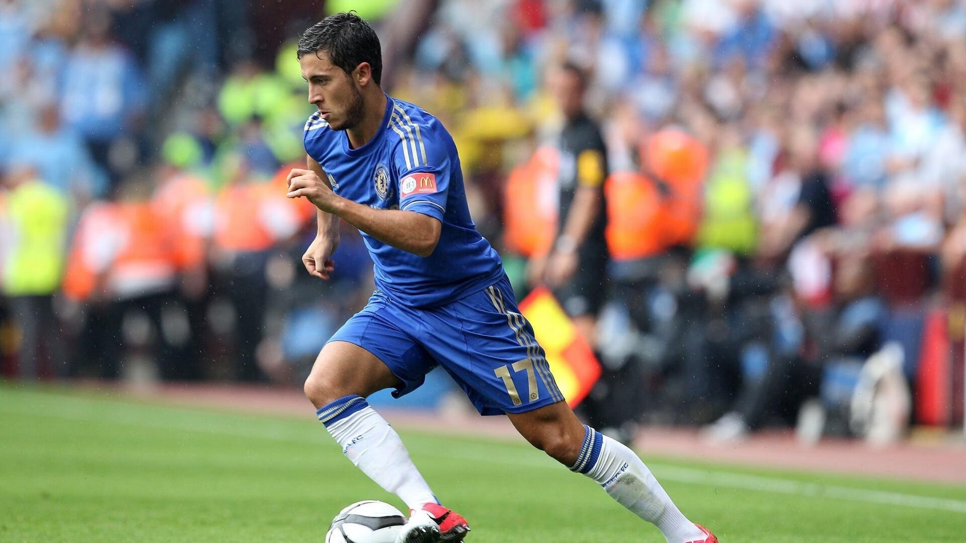 _城市高空跑步：在摩天楼之间飞驰_，高空城市俯瞰图